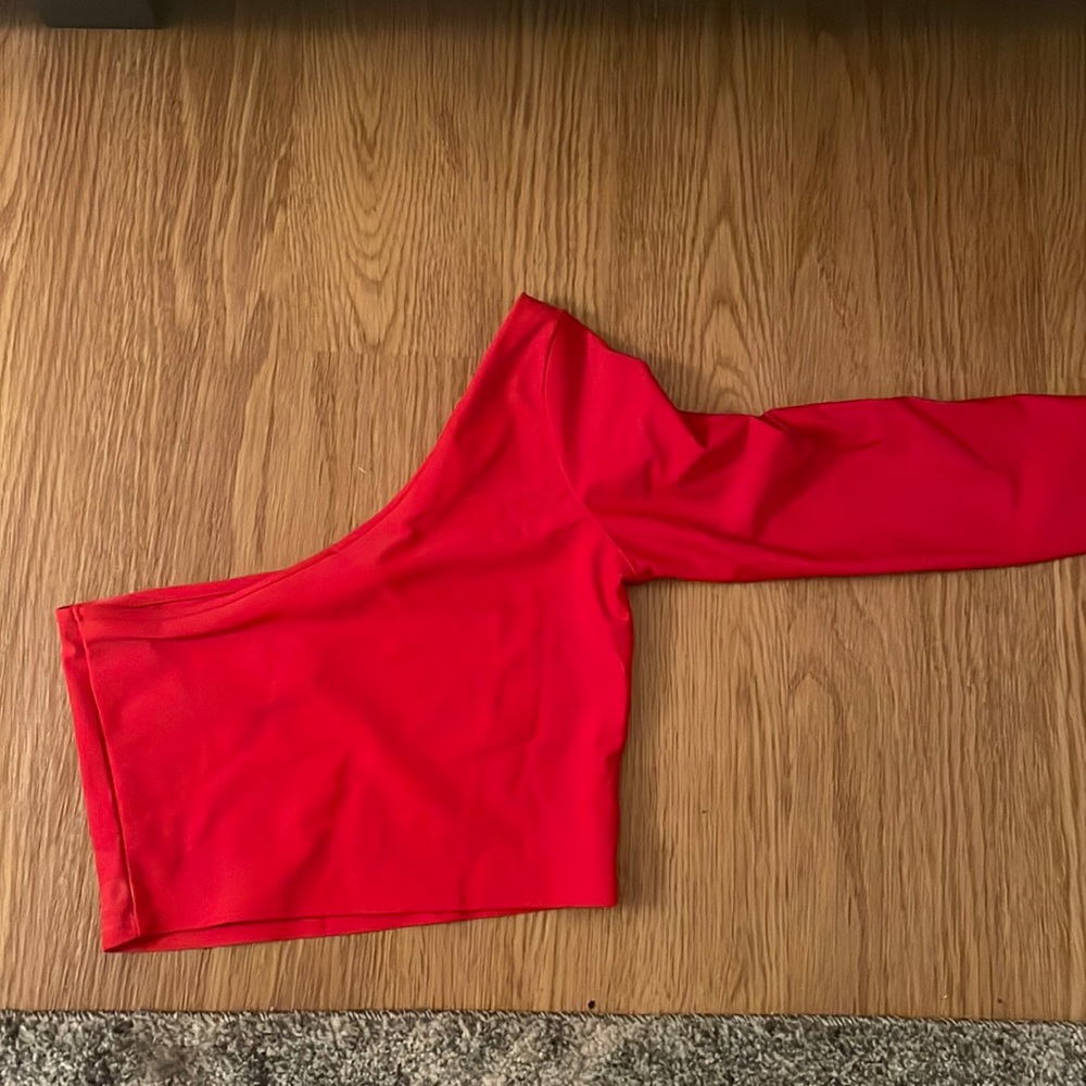 ONE SHOULDER RED CROP TOP